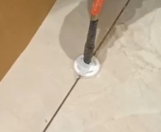 青龙瓷砖空鼓维修公司专业解答瓷砖在铺贴过程中，如果没有涂抹均匀到位的粘结材料（如水泥砂浆或瓷砖胶），可能会导致以下问题