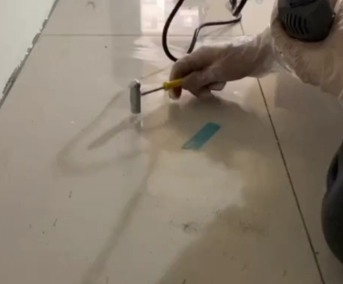 青龙瓷砖开裂维修公司专业分享瓷砖在铺贴前如果没有沥干水分，将会导致以下问题